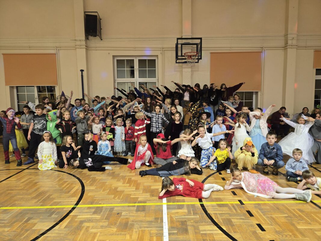 Andrzejkowa zabawa w Bolechowicach dla najmłodszych